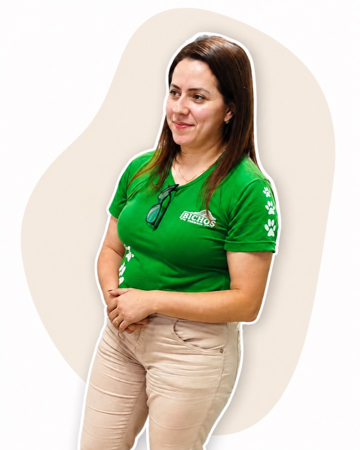 Rubí, fundadora do Armazém dos Bichos, com a camiseta verde da loja